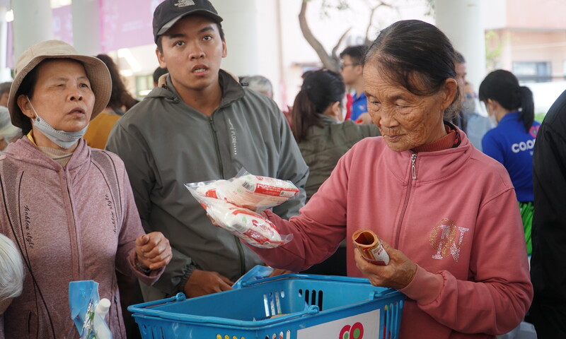 Trung ương Hội chữ thập đỏ Việt Nam trao bảng tượng trưng kinh phí chương trình