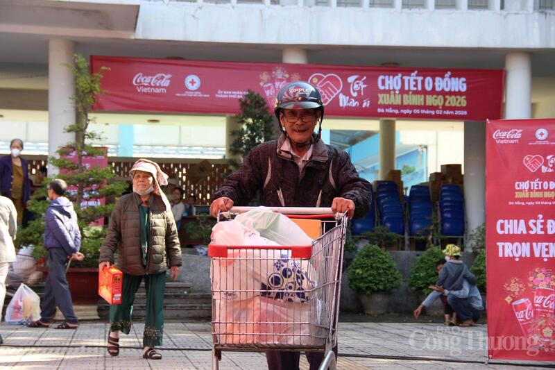 Người dân TP. Đà Nẵng phấn khởi chuẩn bị đón Tết với những sản phẩm hàng hóa sắm được tại Chợ Tết 0 đồng.