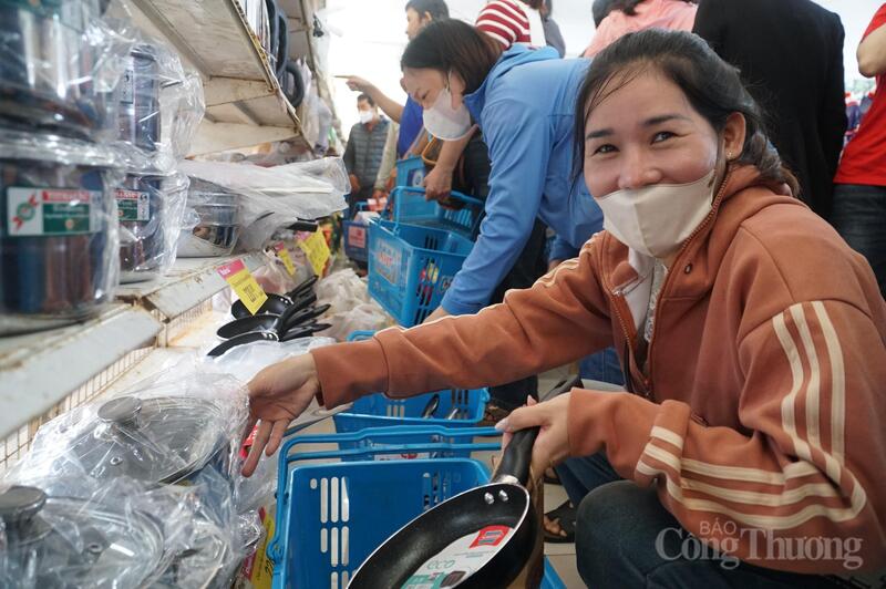 Các bà, các chị phấn khởi lựa chọn các sản phẩm gia dụng phục vụ gia đình.