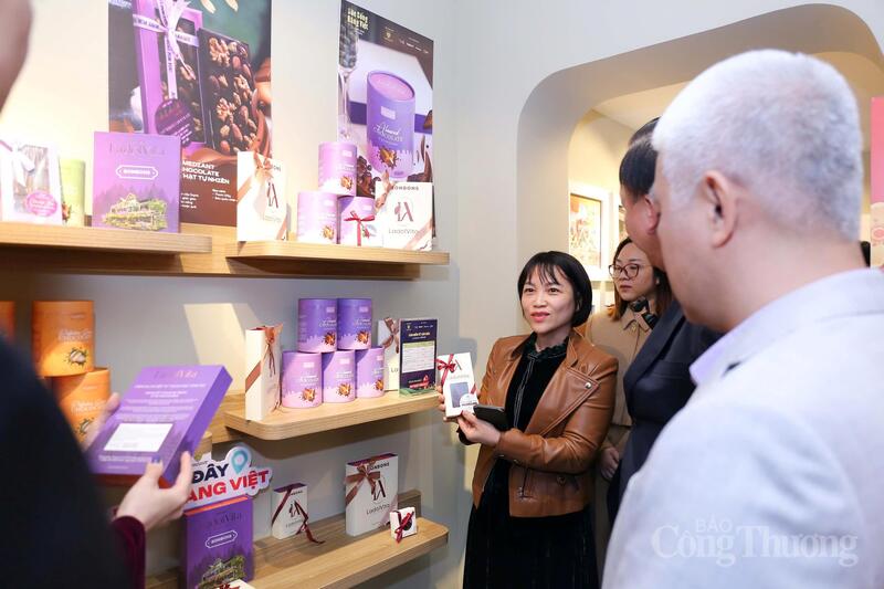 Người tiêu dùng thích thú với các sản phẩm được trưng bày. Ảnh: Cấn Dũng