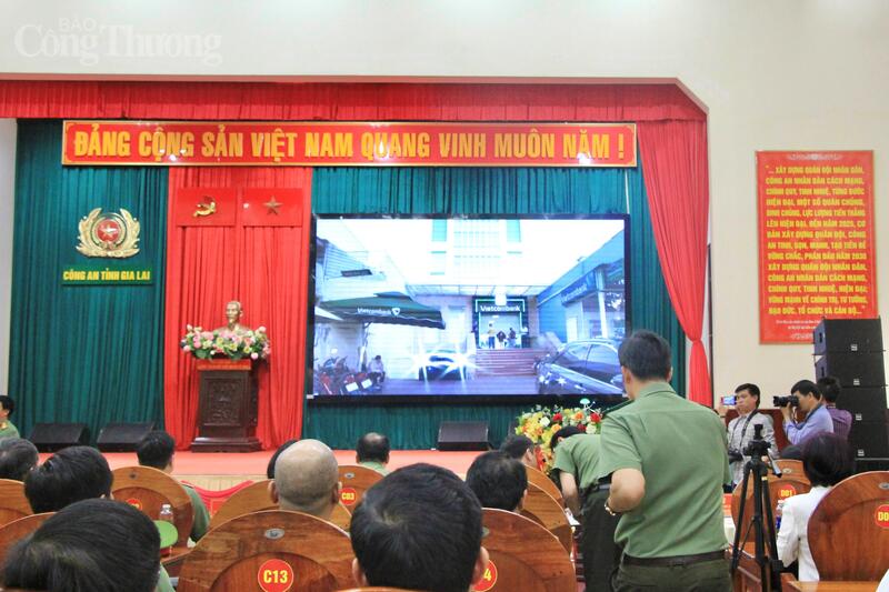 Công an tỉnh Gia Lai tổ chức họp báo thông tin về kết quả điều tra, khám phá vụ cướp tài sảnxảy ra tại Phòng giao dịch Trà Bá - Ngân hàng TMCP Ngoại thương Việt Nam (Vietcombank) Chi nhánh Gia Lai. Ảnh: Hiền Mai