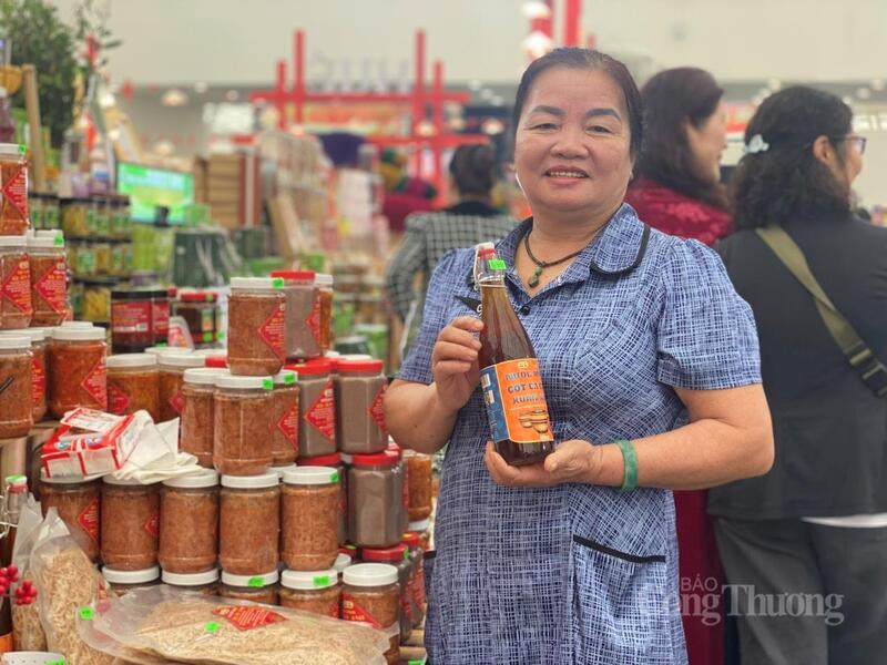 Bà Võ Thị Nhung Xuân, chủ cơ sở sản xuất, chế biến hải sản Xuân Anh. Ảnh: Hải Linh