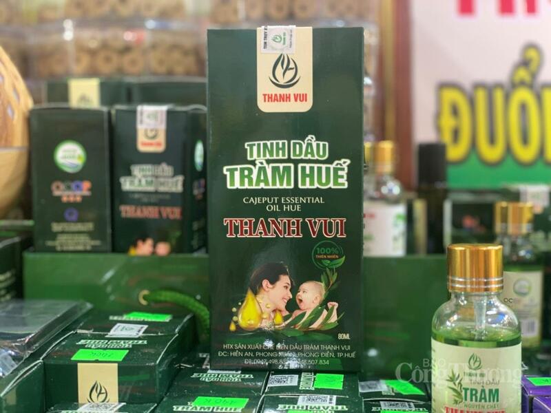Sản phẩm tinh dầu tràm Huế tại Hội chợ Mùa Xuân. Ảnh: Hải Linh