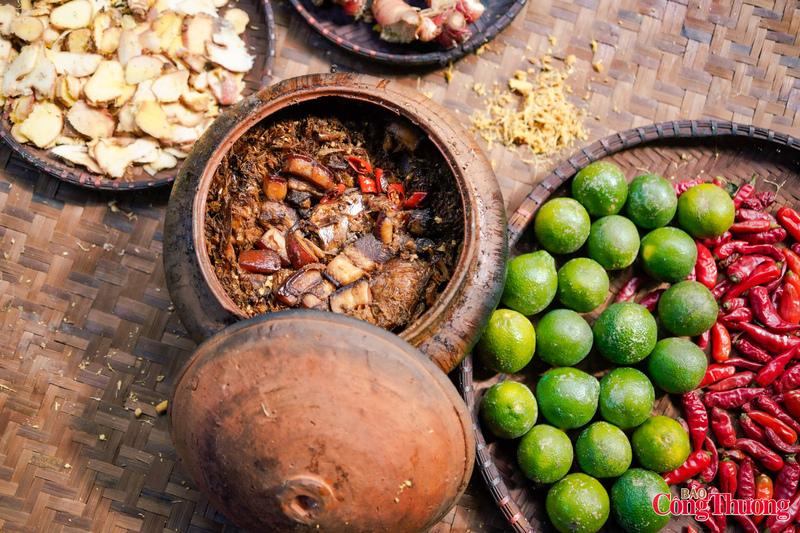 Nhiều thương hiệu uy tín như DASAVINA, cá kho Hoàng Thơ, hay các cơ sở tại làng Vũ Đại đã không ngừng nỗ lực để đưa sản phẩm cá kho đạt tiêu chuẩn xuất khẩu. Quá trình này đòi hỏi sự tuân thủ nghiêm ngặt các quy định về an toàn thực phẩm, nguồn gốc xuất xứ, nhãn mác và quy trình đóng gói. Việc cá kho làng Vũ Đại trở thành món ăn được xuất khẩu cho thấy sự đầu tư bài bản và khát vọng lan tỏa văn hóa ẩm thực Việt Nam ra thế giới. Điều này mở ra cơ hội phát triển cho ngành nông sản và du lịch, thu hút sự quan tâm của du khách quốc tế đến với vùng đất Ninh Bình.