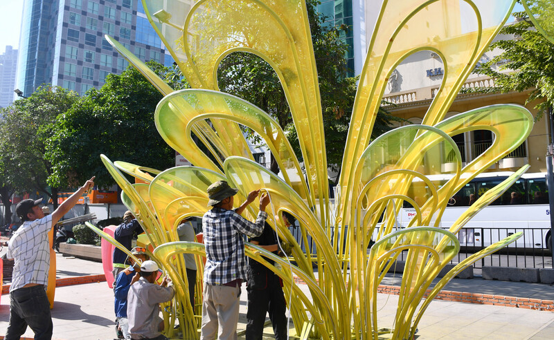 Các nhóm công nhân làm việc liên tục cả ngày lẫn đêm để kịp tiến độ, bảo đảm chất lượng từng hạng mục cho đường hoa Nguyễn Huệ tết Bính Ngọ 2026. Ảnh: Thanh Minh