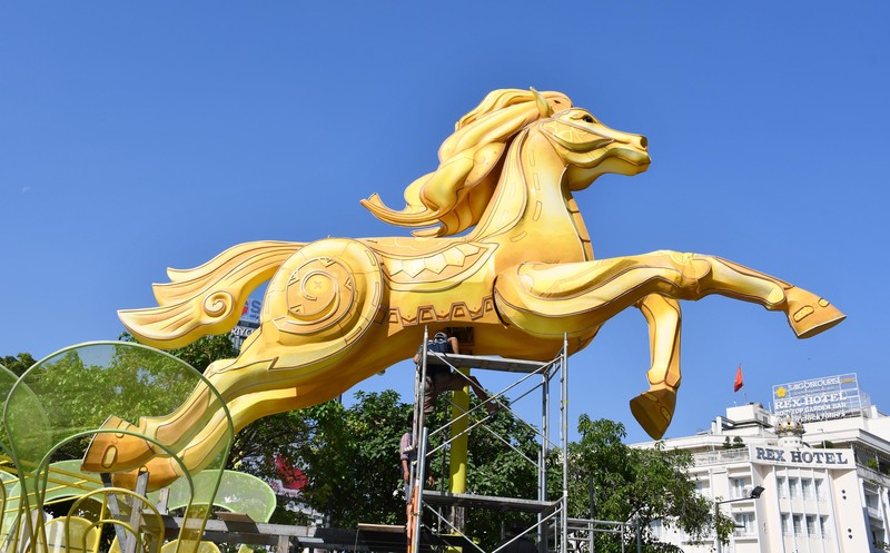 Lộ diện linh vật ngựa khổng lồ đường hoa Nguyễn Huệ tết Bính Ngọ 2026 - 1