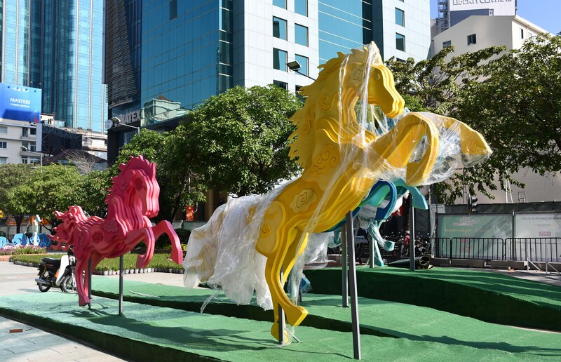 Tạo hình các linh vật ngựa tiểu cảnh năm nay được thể hiện đa dạng về hình khối, cách điệu và chất liệu. Ảnh: Thanh Minh
