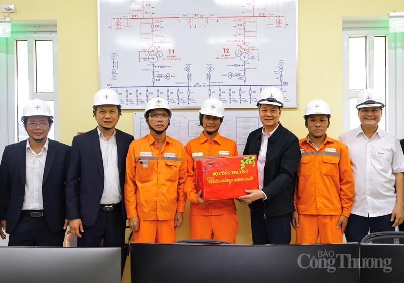 Tặng quà Tết của Bộ Công Thương cho cán bộ, nhân viênTrạm biến áp 110kV Chi Lăng.