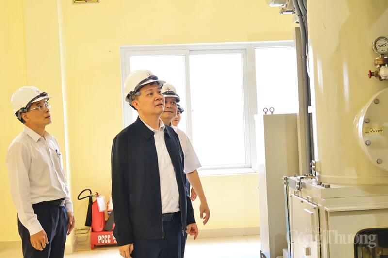 Đoàn công tác kiểm tra thực tế tại Trạm biến áp 110kV Chi Lăng (phường Thanh Khê, TP. Đà Nẵng).