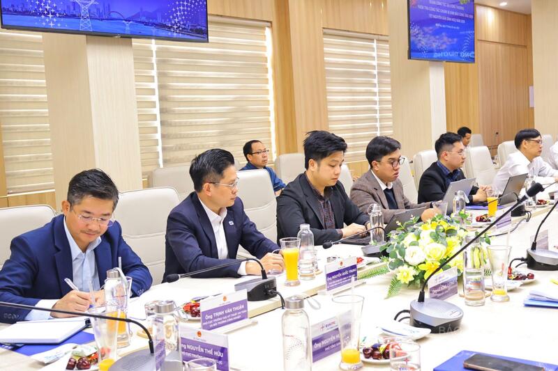 Các đại biểu Đoàn công tác Bộ Công Thương tham dự buổi làm việc.