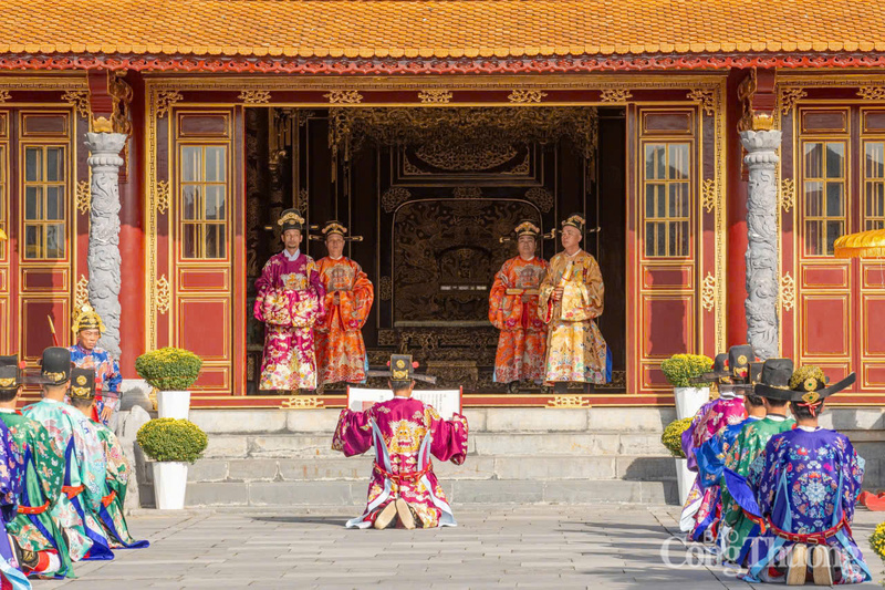 Trong buổi lễ, các quan dâng biểu chúc mừng nhà vua nhân dịp Nguyên đán.