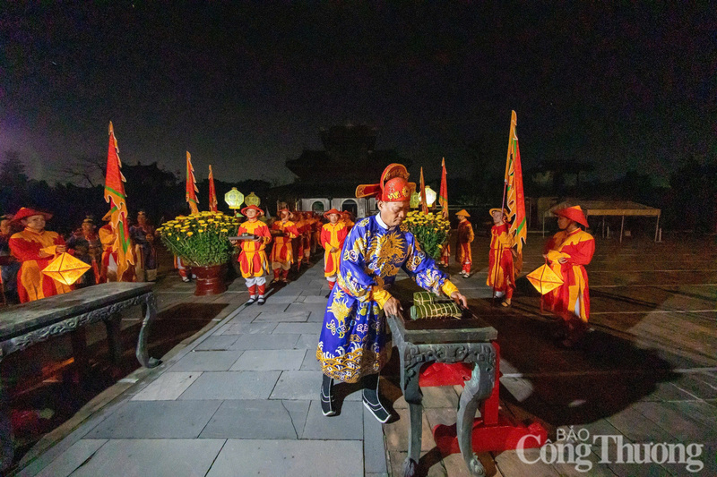Nghi lễ dâng bánh tại Tết Hoàng cung