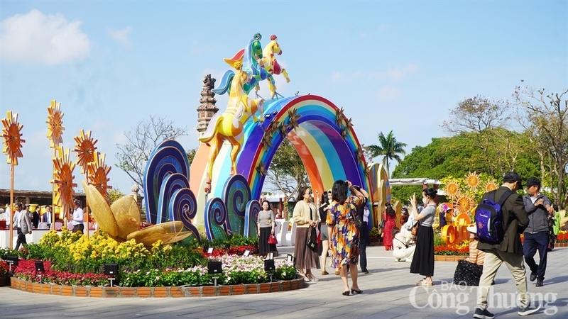 Khu vực trưng bày linh vật trở thành điểm “check-in” thu hút đông đảo người dân, nhất là các bạn trẻ và gia đình nhỏ mong muốn lưu giữ những bức ảnh kỷ niệm đầu năm