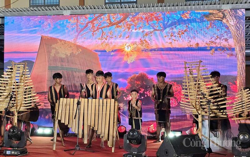 Tham quan phiên chợ, du khách và người dân còn được thưởng thức các tiết mục văn nghệ đặc sắc. Ảnh: Bá Bính