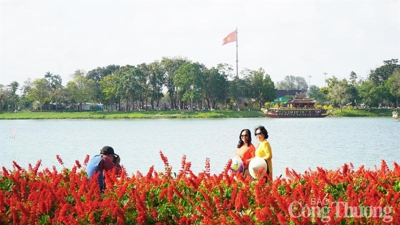 Không gian Tết Huế vừa rực rỡ, hiện đại nhưng cũng pha lẫn chút truyền thống cổ kính