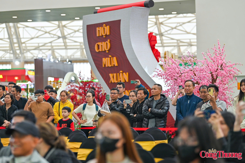 Khách thăm quan hào hứng với các tiết mục đặc sắc trong buổi tổng duyệt - Ảnh: Nam Nguyễn.