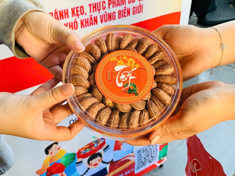 Những phần bánh kẹo tưởng chừng nhỏ bé sau Tết tiếp tục được trao đi cho trẻ em khó khăn nơi biên giới.