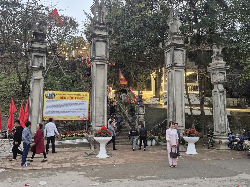 Tại Đền Độc Cước cũng đón lượng lớn người dân và du khách đến cầu may, chiêm bái đầu năm.