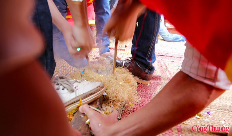 Hai người kéo co để cật giang cọ sát vào cật tre nhiều lần tạo ma sát.