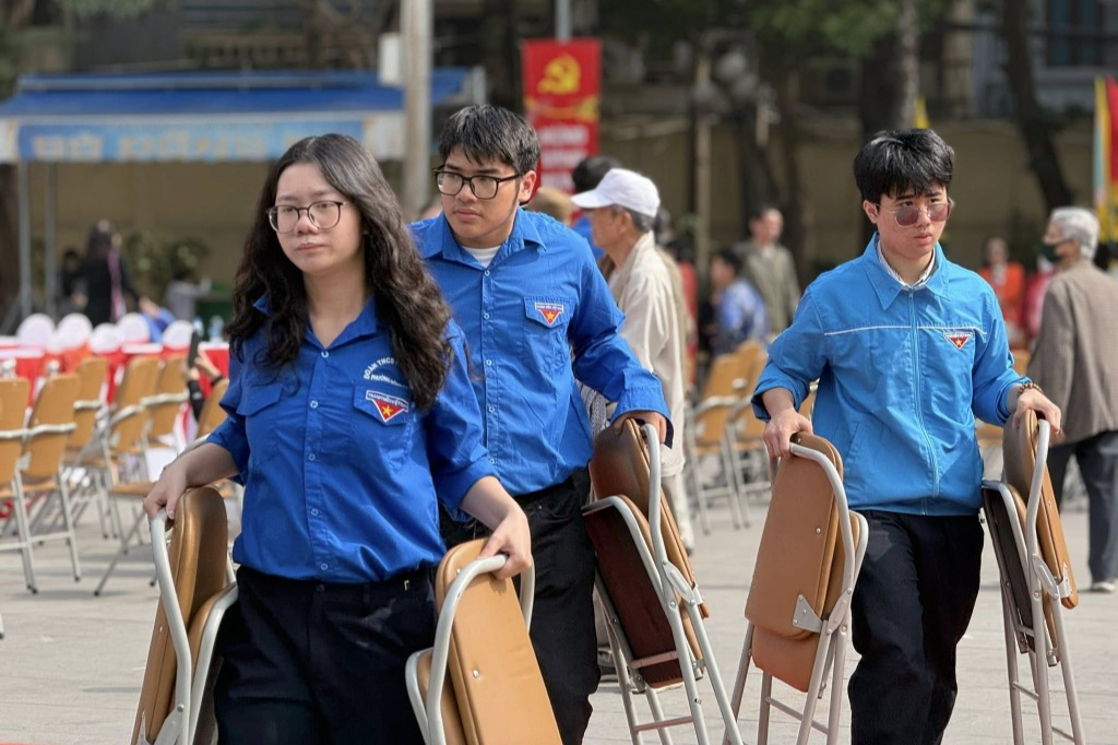 Các bạn trẻ không ngại bất cứ việc gì để hỗ trợ, phục vụ lễ hội