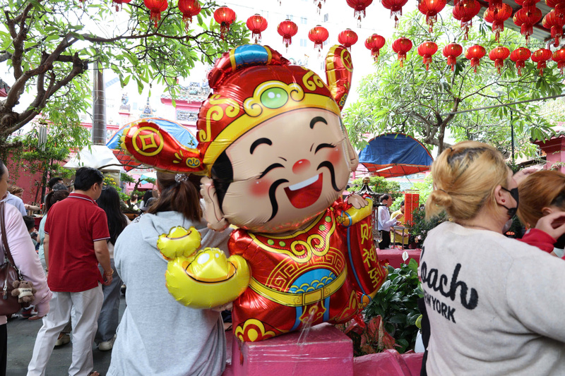 Những chiếc bong bóng hình Thần Tài rực rỡ được trang trí khắp khuôn viên, tượng trưng cho mong ước về tài lộc và sự thịnh vượng. Ảnh: Minh Anh