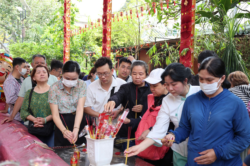 Khu vực thắp hương luôn đông người lui tới để gửi gắm mong ước về một năm mới hanh thông, gia đạo bình an. Ảnh: Minh Anh