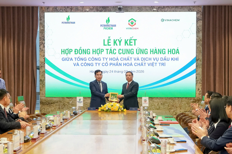 Lãnh đạo Petrovietnam và Vinachem tại lễ ký kết hợp đồng hợp tác.