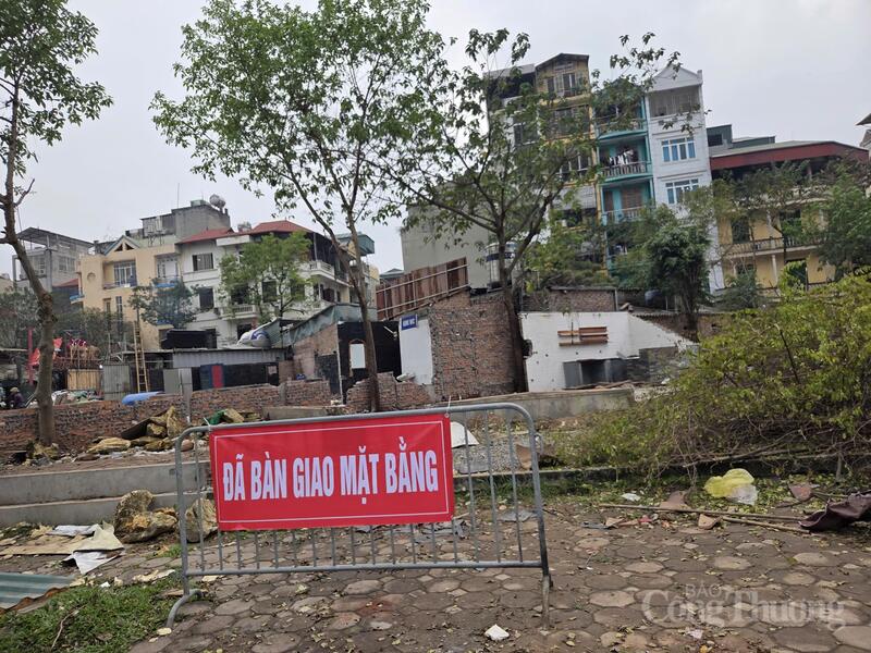 Biển “Đã bàn giao mặt bằng” được dựng tại nhiều vị trí sau khi hoàn tất tháo dỡ.