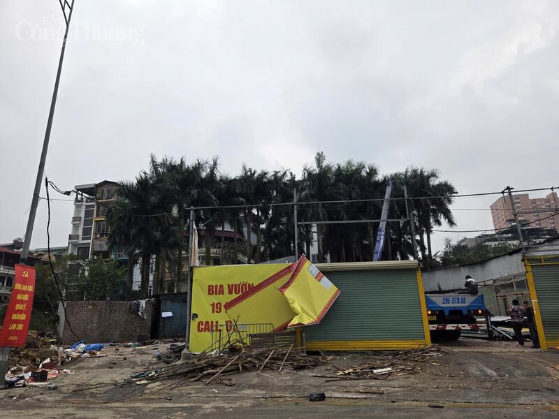 Một cơ sở kinh doanh đang gấp rút tháo sỡ công trình để bàn giao mặt bằng.
