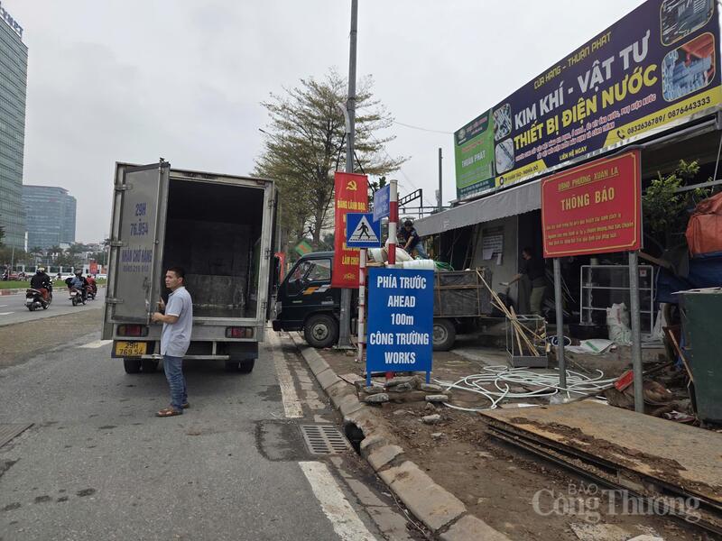 Người dân khẩn trương vận chuyển tài sản ra khỏi khu vực giải tỏa, chấp hành yêu cầu của chính quyền địa phương.