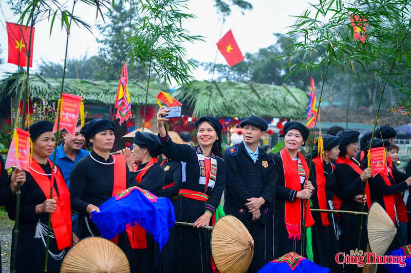 Phần hội gồm nhiều hoạt động văn hóa, thể thao dân gian, thu hút hàng nghìn người tham dự như thi cắm trại; thi bắn nỏ; thi cà kheo; thi giã bánh giầy; giải bóng đá; chương trình nghệ thuật; đêm lửa trại.