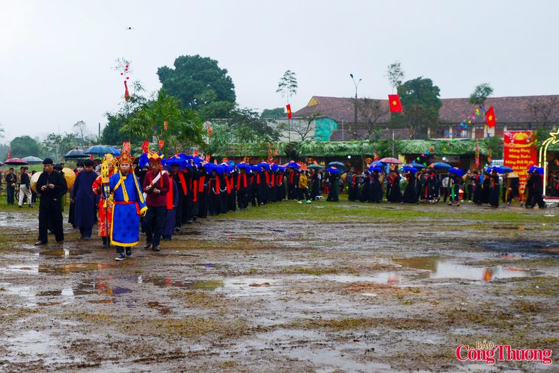 Diễn ra vào mùng 9 - 10 tháng Giêng hằng năm, lễ hội mở đầu mùa vụ mới bằng những nghi thức trang trọng giữa không gian linh thiêng của vùng ATK. Tiếng trống hội rộn ràng, tiếng đàn tính ngân nga hòa cùng sắc áo chàm rực rỡ tạo nên bức tranh xuân đậm bản sắc. Từ lễ rước, cày tịch điền đến hội tung còn, hát then…, tất cả đều gửi gắm niềm tin vào đất trời và ước vọng về một năm no ấm, đủ đầy.