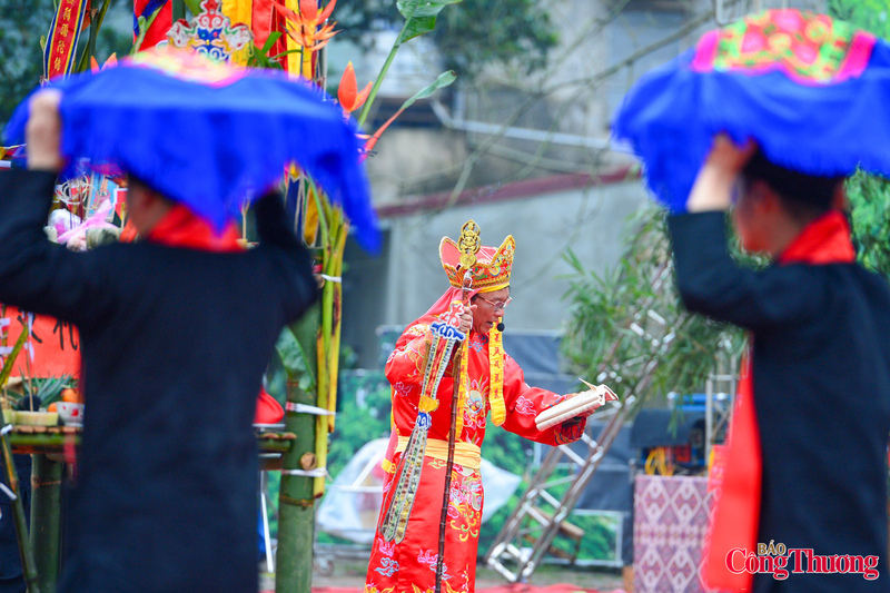 Tại sân trung tâm đèo De, cây nêu cao hơn 15m được dựng lên, quả còn ngũ sắc bày trang trọng. Ngay lượt ném đầu tiên, quả còn xuyên qua vòng tròn trên ngọn tre trong tiếng reo vui, mở màn phần hội với niềm tin một năm mới an lành.
