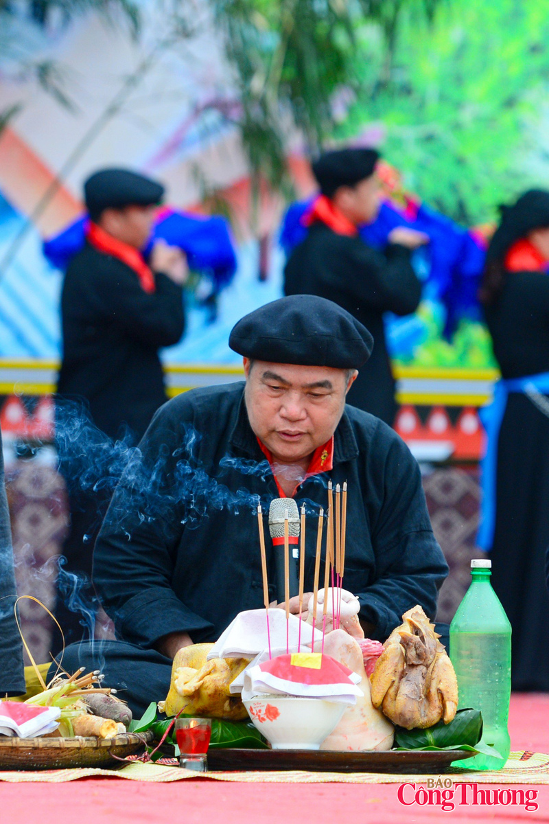 Thầy Mo thực hiện nghi thức cầu mưa thuận gió hòa.