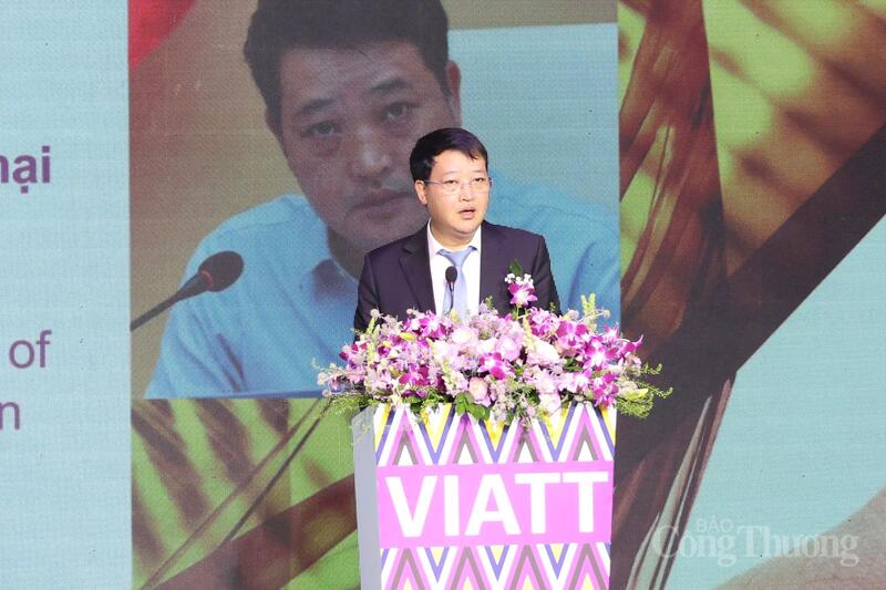 Ông Bùi Quang Hưng, Phó Cục trưởng Cục Xúc tiến Thương mại (Bộ Công Thương) phát biểu tại lễ khai mạc. Ảnh: Minh Anh.