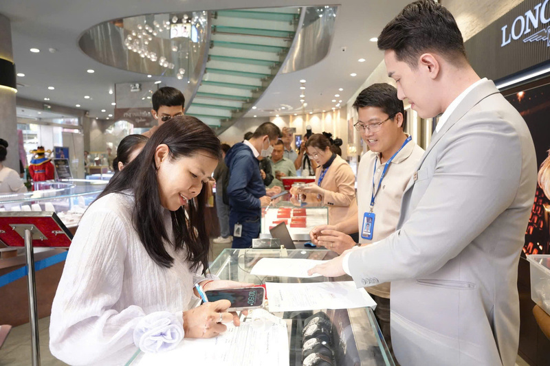 Trải nghiệm 'xé túi mù' gây sốt thị trường vàng ngày vía Thần Tài - 3