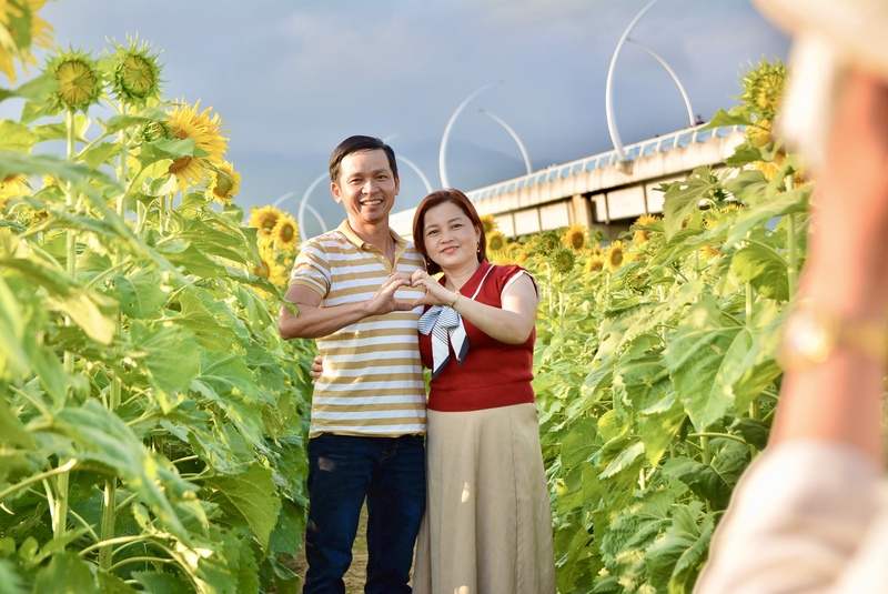 Nhiều nhóm bạn trẻ, gia đình, cặp đôi tranh thủ ghi lại những khoảnh khắc giữa cánh đồng hoa hướng dương. Ảnh: Ngọc Thảo