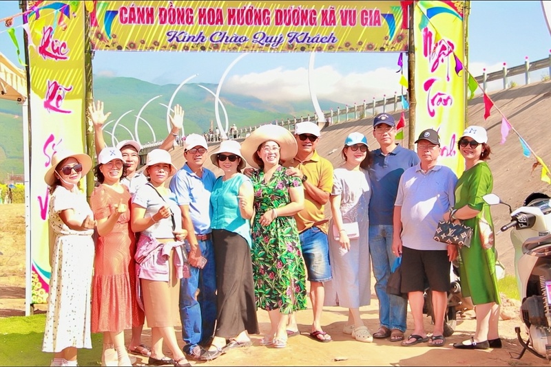 Chỉ trong hai ngày đầu mở cửa, cánh đồng hoa hướng dương đón hàng nghìn lượt khách đến tham quan, check-in, tạo không khí du xuân rộn ràng. Ảnh: Ngọc Thảo