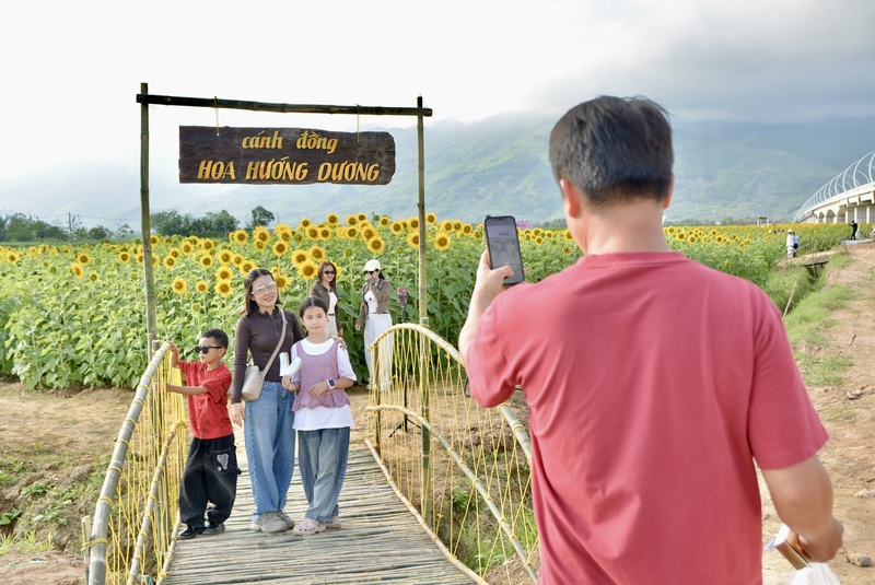 Với mức giá vé 20.000 đồng/người lớn và 10.000 đồng/trẻ em, vườn hoa trở thành điểm vui chơi cuối tuần của nhiều gia đình và các bạn trẻ. Ảnh: Ngọc Thảo