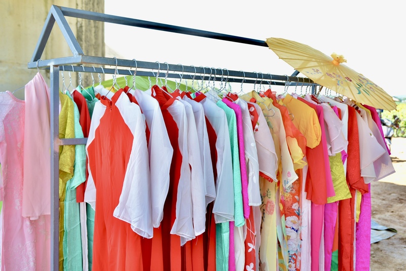 Khu vực cho thuê áo dài với mức giá 30.000 đồng/bộ, cung cấp đa dạng kiểu dáng, màu sắc để du khách check-in với vườn hoa. Ảnh: Ngọc Thảo