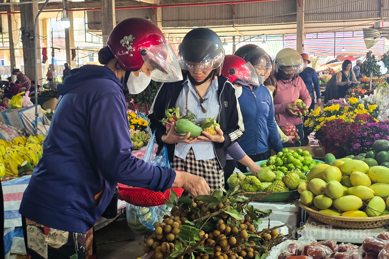 “Để phục vụ Rằm tháng Giêng, tôi đã nhập thêm nhiều loại quả đẹp như thanh long, cam, bưởi, táo. Từ hôm qua đến nay, sức mua đã tăng gấp đôi, gấp ba ngày thường”, bà Hoa nói.