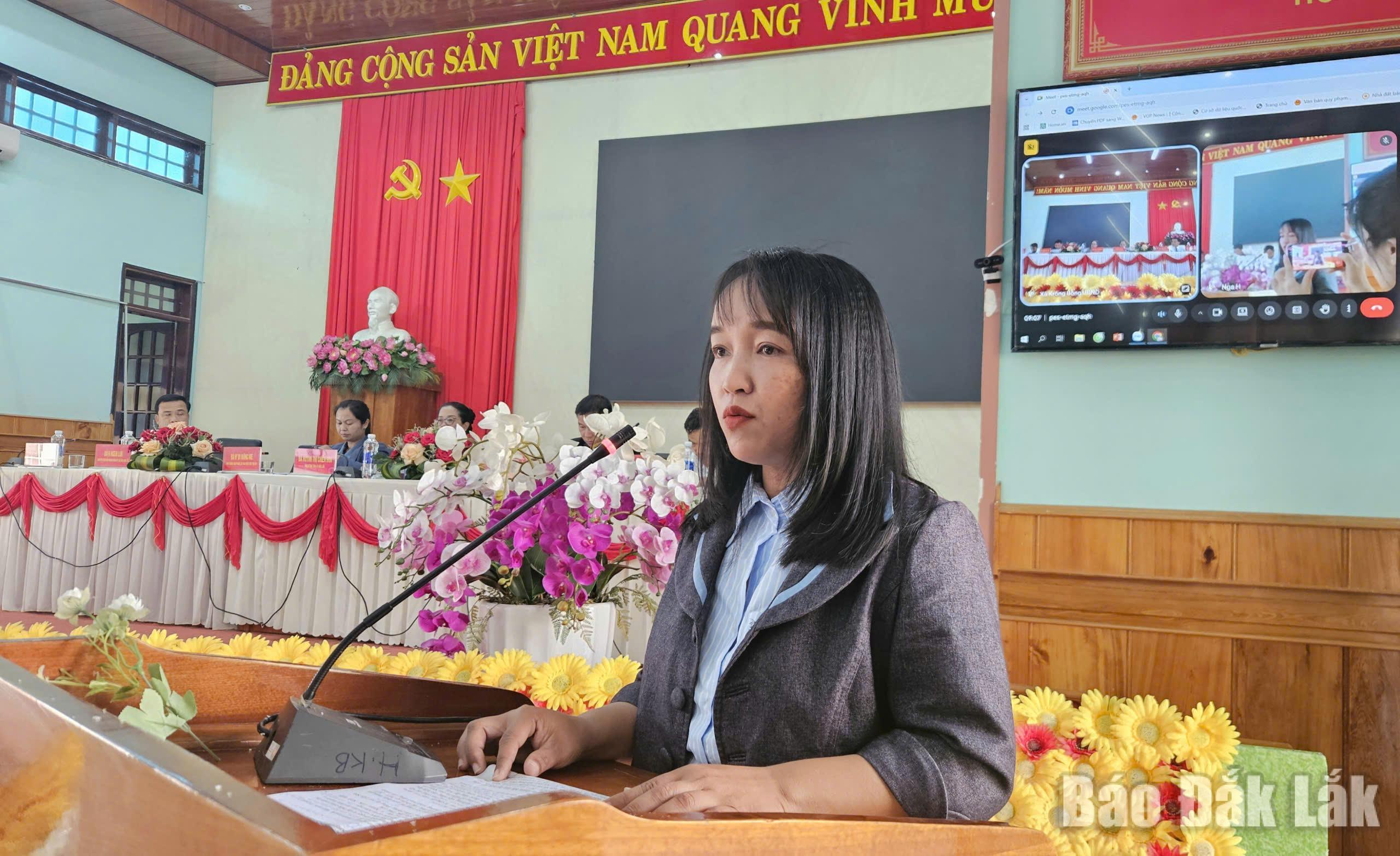 Bà H Ngem Lưk, Chuyên viên Văn phòng Đảng ủy xã Liên Sơn Lắk trình bày chương trình hành động.