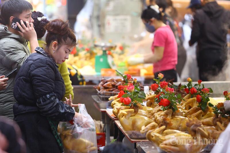 Chợ Hàng Bè cung cấp các mặt hàng phục vụ lễ cúng truyền thống như gà luộc ngậm hoa hồng, xôi gấc, giò chả.