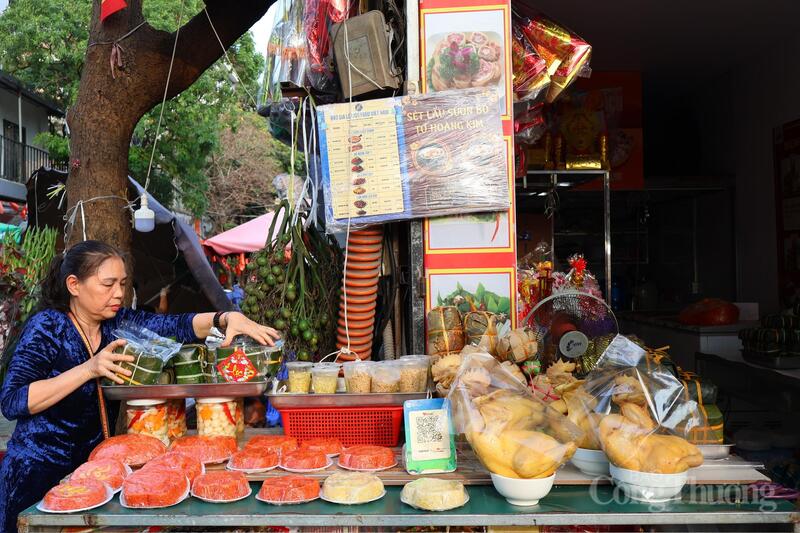 Đồ lễ chế biến sẵn được tiêu thụ nhanh. Gà luộc sẵn có giá từ 250.000 - 300.000 đồng/kg.