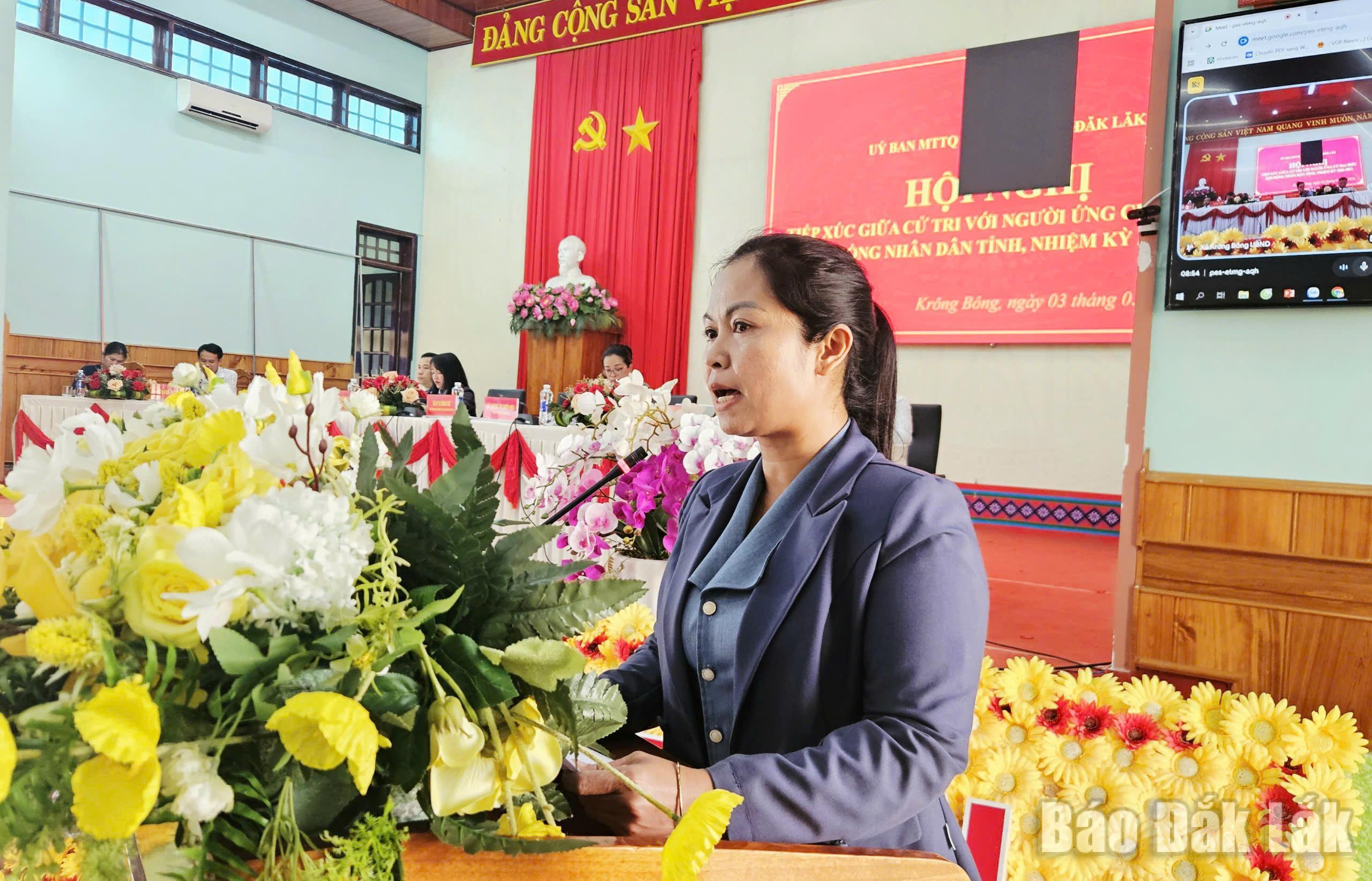 Bà H Đi Măng Niê, Phó Bí thư Chi bộ, Phó Chánh Văn phòng Cơ quan Ủy ban Kiểm tra Tỉnh ủy trình bày chương trình hành động.