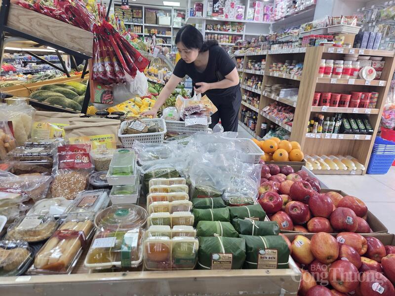 Hệ thống siêu thị WinMart các mặt hàng phục vụ Rằm tháng Giêng được bố trí thuận tiện, giúp khách hàng dễ dàng lựa chọn.