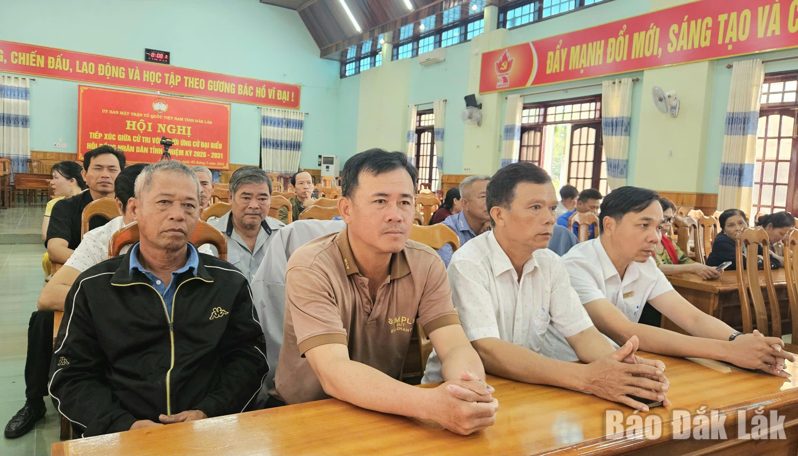 Cử tri xã Krông Bông tham dự hội nghị.