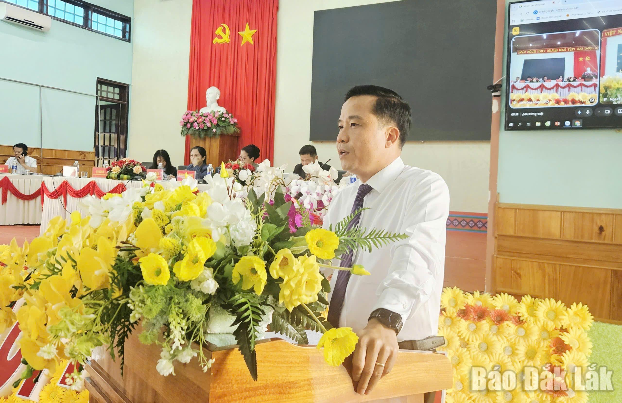 Bí thư Đảng ủy, Chủ tịch HĐND xã Hòa Sơn Lâm Thanh Tùng trình bày chương trình hành động.