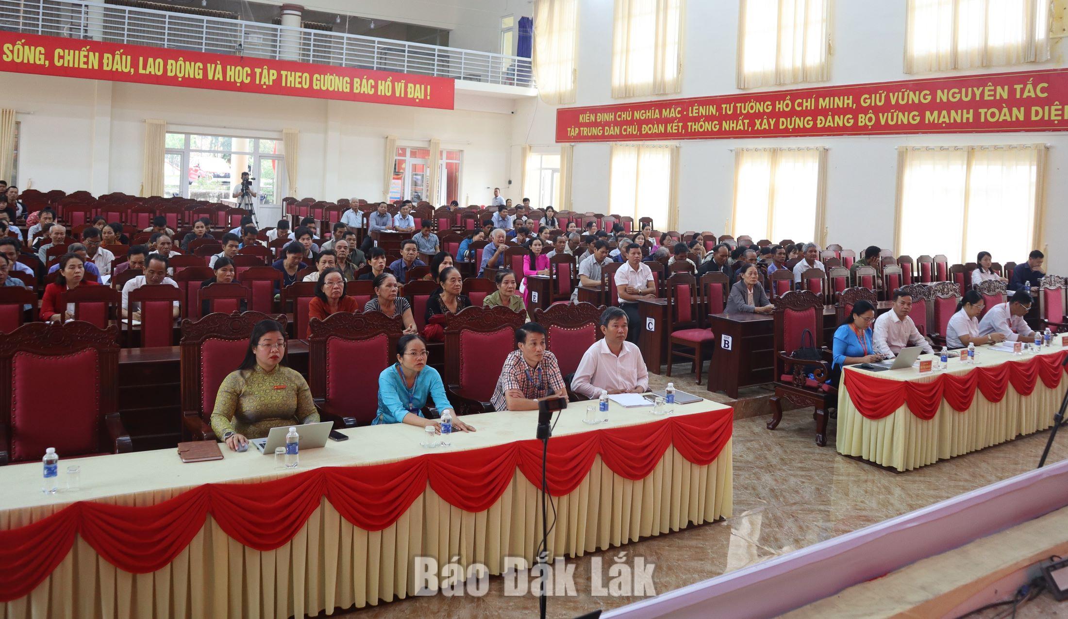 Đại biểu và đông đảo cử tri xã Liên Sơn Lắk tham dự hội nghị.