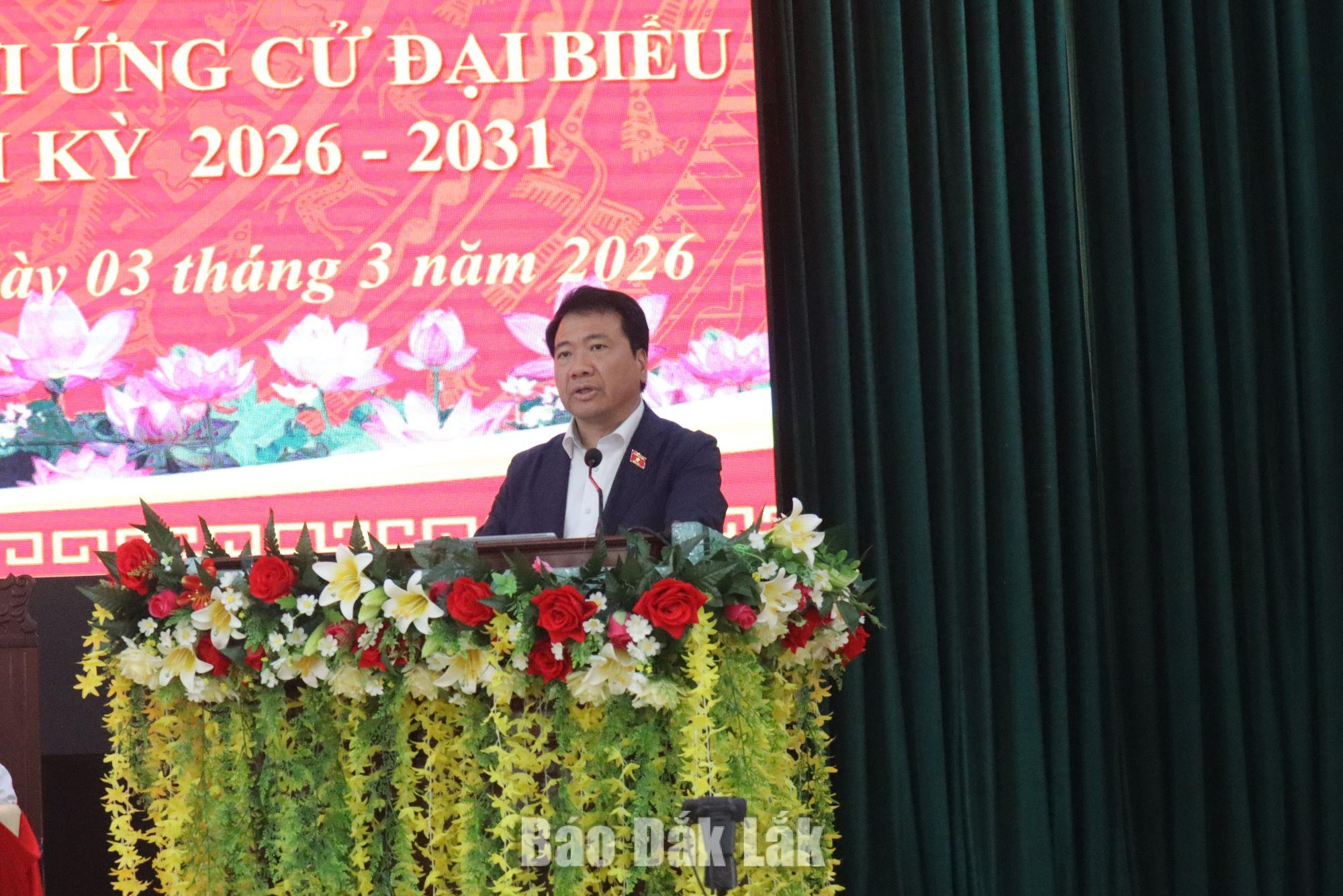 Ứng cử viên Ngô Trung Thành, Ủy viên Ban Chấp hành Đảng bộ, Phó Chủ nhiệm Ủy ban Kiểm tra Đảng ủy, Phó Chủ nhiệm Ủy ban Pháp luật và Tư pháp của Quốc hội trình bày chương trình hành động tại hội nghị.